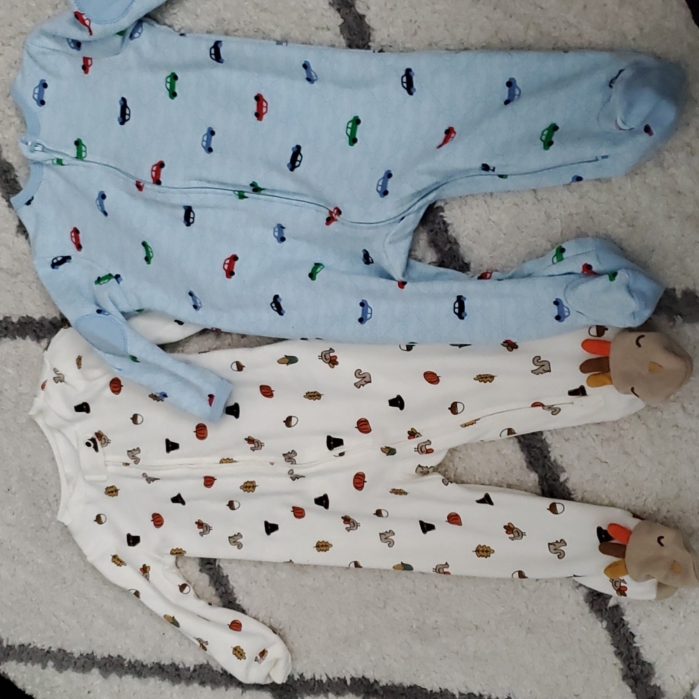 2 pairs of baby pajamas